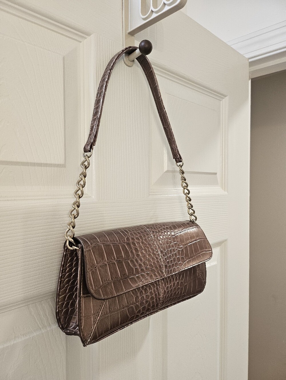 Vntg Liz Claiborne Brown Croc-Embossed Shoulder Bag with Light Gold Chain Strap